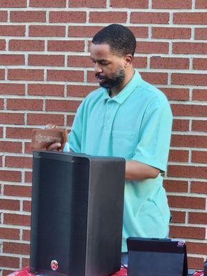 Gary the & spinning tunes