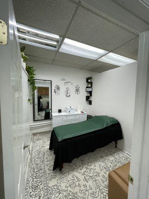 The wax room
Don't worry the lights are now covered and will not give you a headache! Doing whatever I can to enhance client comfort