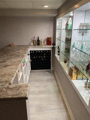 The bar top side view.