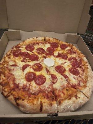 8 cut w x-cheese & pepperoni.... The crust is DELICIOUS.... The sauce is really good and I WILL be ordering from here again.. ! Wow...!
