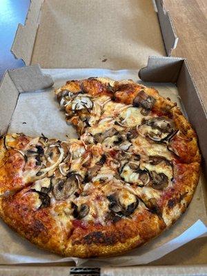 Nice pizza  onions and mushroom