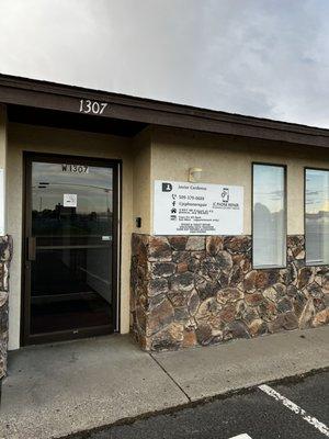 We fix phones tablets computer r any issues we can gladly help
Arreglamos telefonos tabletas cualquier problema con gusto podemos Ayudar