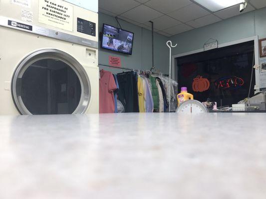 Hawthorne Center Laundromat