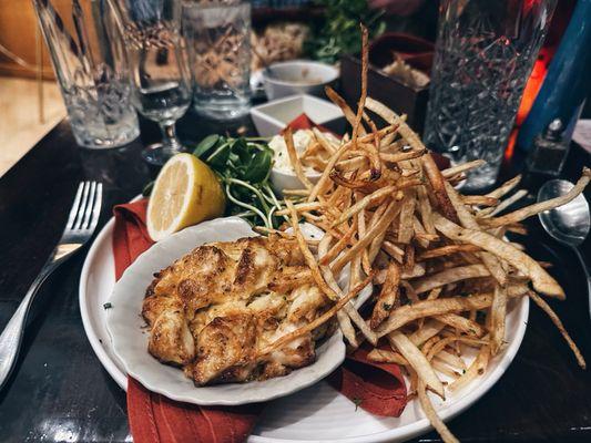 The best crab cake and shoestring fries of my life. I look forward to having this each time I've come here.