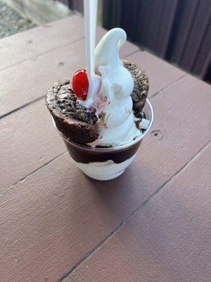 Brownie hot fudge sundae