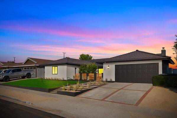 !!JUST LISTED!!
$1,199,00
3 bed
2 bath
Fully Upgraded
Open Concept Kitchen & Dinning
Top Line Finishes
Award Winning Schools