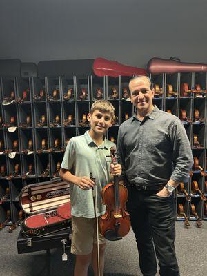 Young violinist finds a warm, rich, strong sound on a violin from Barnesviolins with the guidance of Master Teacher, Rafael Elvira.