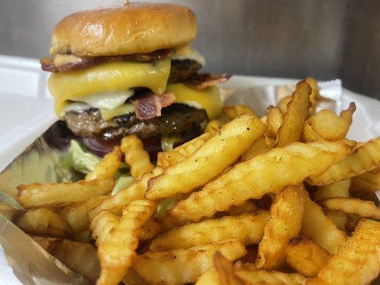 STACK BURGER:
2 Angus Patties, Gouda, Havarti, Double Bacon, L/T/RedO
Aioli