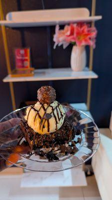 Hot fudge Brownie sundae