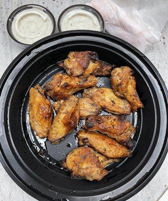 Baked Wings with carrots and ranch dressing