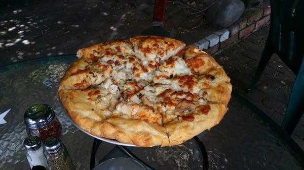 This pizza was very good. Chicken garlic