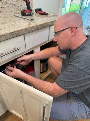 Performing cabinet repair