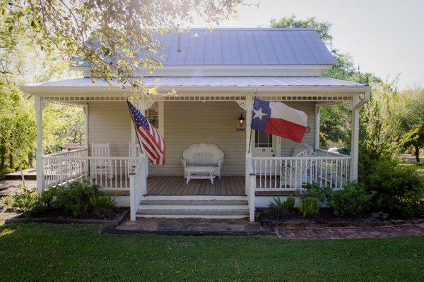 The Cottage at Chappell Hill is a private bed and breakfast retreat in charming historic Chappell Hill, Texas, conveniently located within w