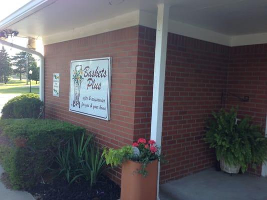 Front sign of baskets plus