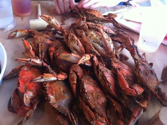 A dozen medium crabs.