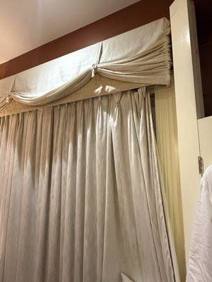 The curtain that is broken and dirty