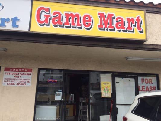 The angry jerk owner in the orange shirt. Terrible place. THE WORST!