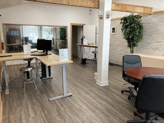 We have computers available on the three desks for your use. (fee)