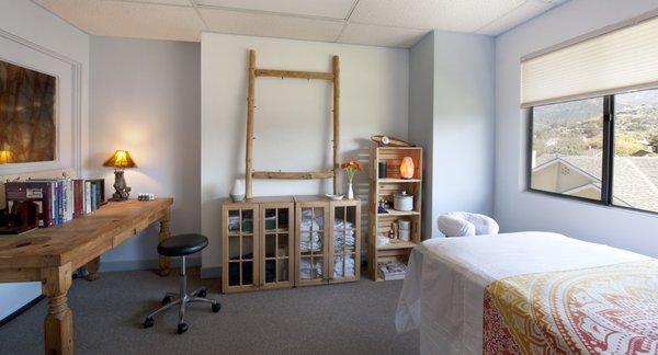 Educational white board space, for explaining protocols during sessions.