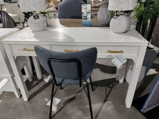 Seaside Furniture Gallery & Accents