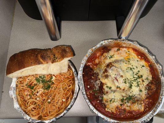 Chicken cutlet parmesan with spaghetti