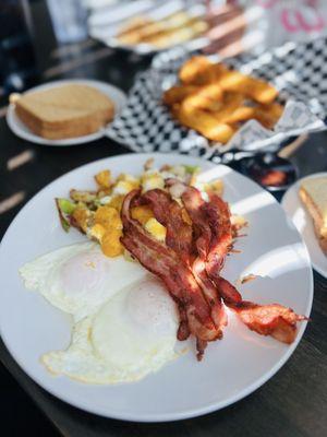 Bacon eggs and country potato's