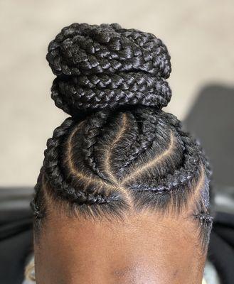 Feed-in ponytail
Shampooing and braiding hair included