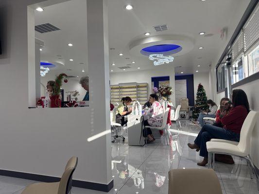 New salon! Extremely clean and friendly.