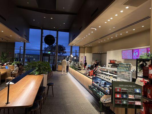 Inside / Order counter / Seating