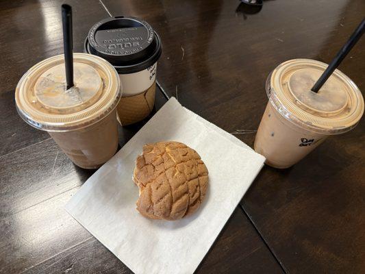 Coffee and a chocolate concha