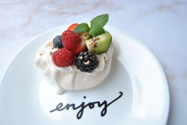 Aussie Pavlova Cakes