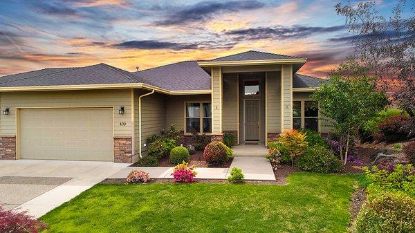 No expense spared on this gorgeous one level home sitting on the 18th Fairway in the beautiful Umpqua Golf Resort!