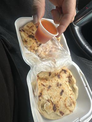 Una salsita tan pequeña para dos pupusas no joda viejo serote