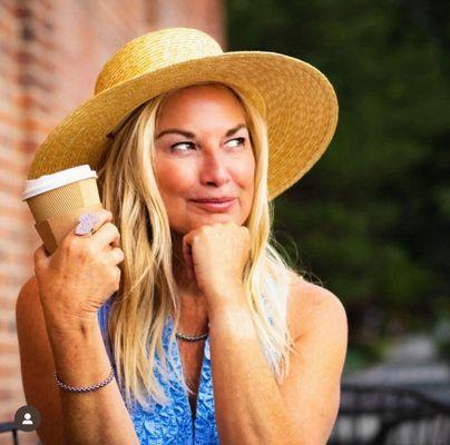 AboutTownDeb on photo shoot with @acestudios