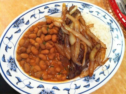 "Bistec Encebollado con Arroz y Frijoles"