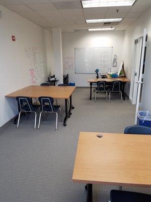 One of four study rooms in a clean setting that provides optimal conditions for learning and collaboration.