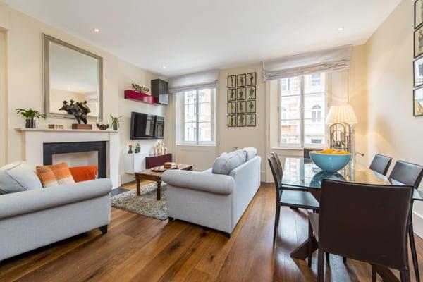 2-47 Grosvenor Street LondonConnection.com/2-47