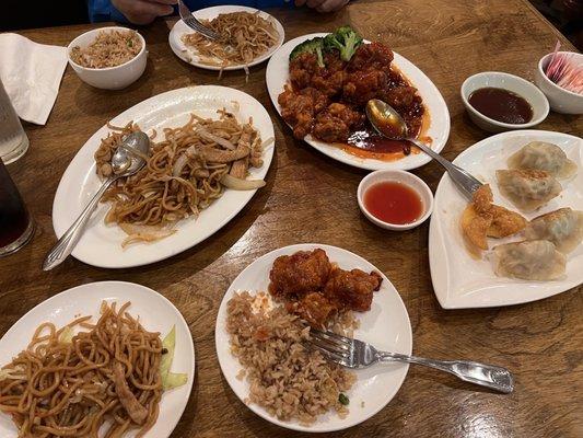 We had general Cho chicken, crab Rangoon's, fried dumplings fried rice and chicken lo mein. It was so good