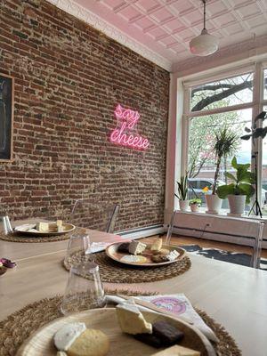 Pairing plate and super cute interior