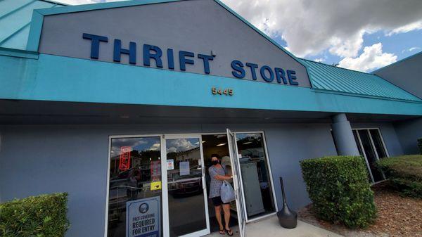 Mask fool walking out of the store just to COMPLY and immediately takes it off when leaving!! Really????!!!!