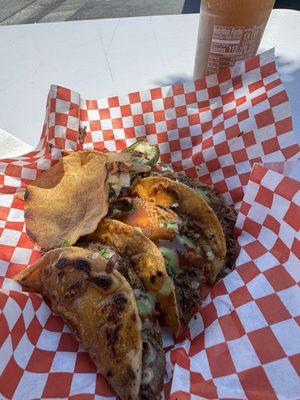 tostada, quesabirria