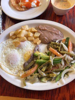 Bistec a la mexicana con huevo