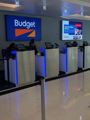 3 agents at empty kiosks refusing to talk to any of the people in line