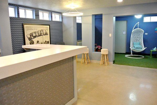 Free wine/beer upon check in