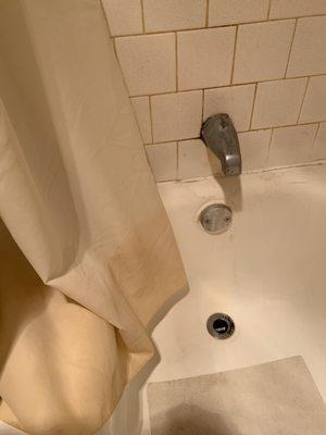 Scary tub. Smelly room. I blocked my door w furniture. Got OUT of there early morning.