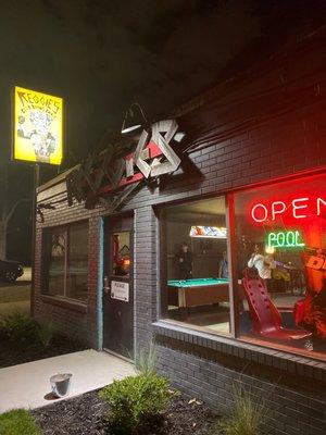 Reggie's 42nd Street Tavern