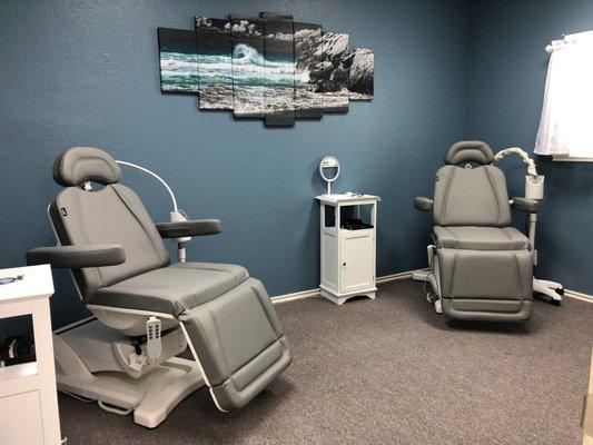 The clinic has the best spa chairs, it's so satirized and clean.