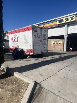 Grooming trailer/ flat tire