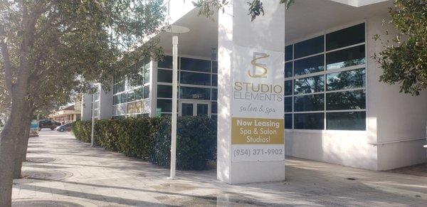 Entrance to salon along Atlantic Blvd