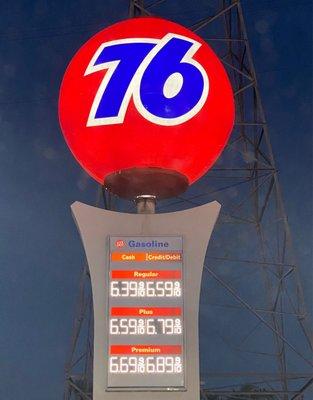 Unocal 76, Carson, California! March 24, 2022 Gas Prices!